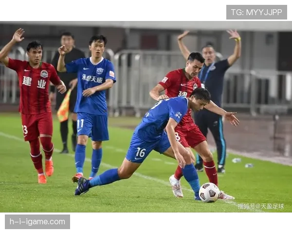 中超主场气氛火爆!球队新赛季首秀惊艳,引爆球迷热情 中超主场气氛火爆!球队新赛季首秀惊艳,引爆球迷热情