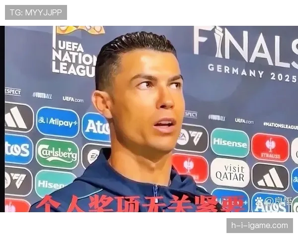 C罗豪宅里居然摆着这么多金球，感觉隔壁邻居都得羡慕哭了