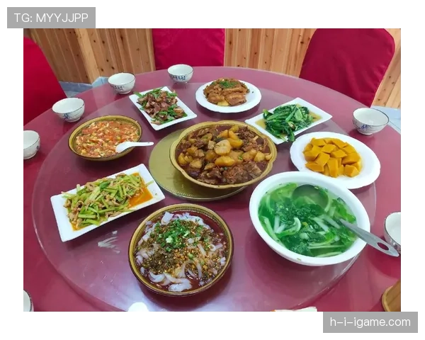 刷到练俊杰饭店包间那张桌照，菜比我这月工资还贵