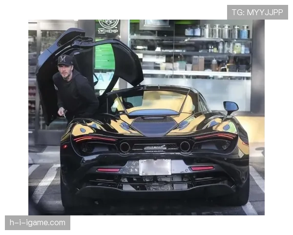 贝克汉姆又在车库摸那辆老路虎，这车比他小儿子还大吧？